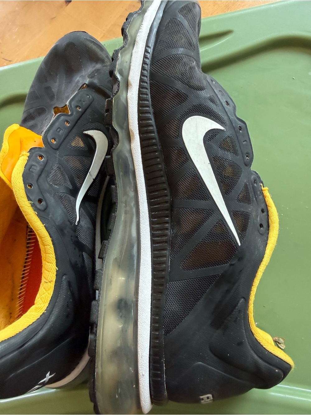 Nike air max livestrong US size 11 black /yellow